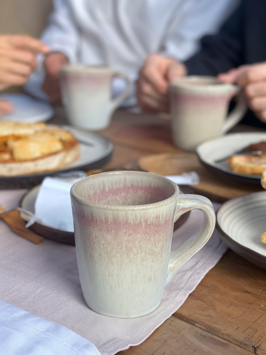 Tazas que cuentan historias: por qué no hay dos iguales en tu cocina