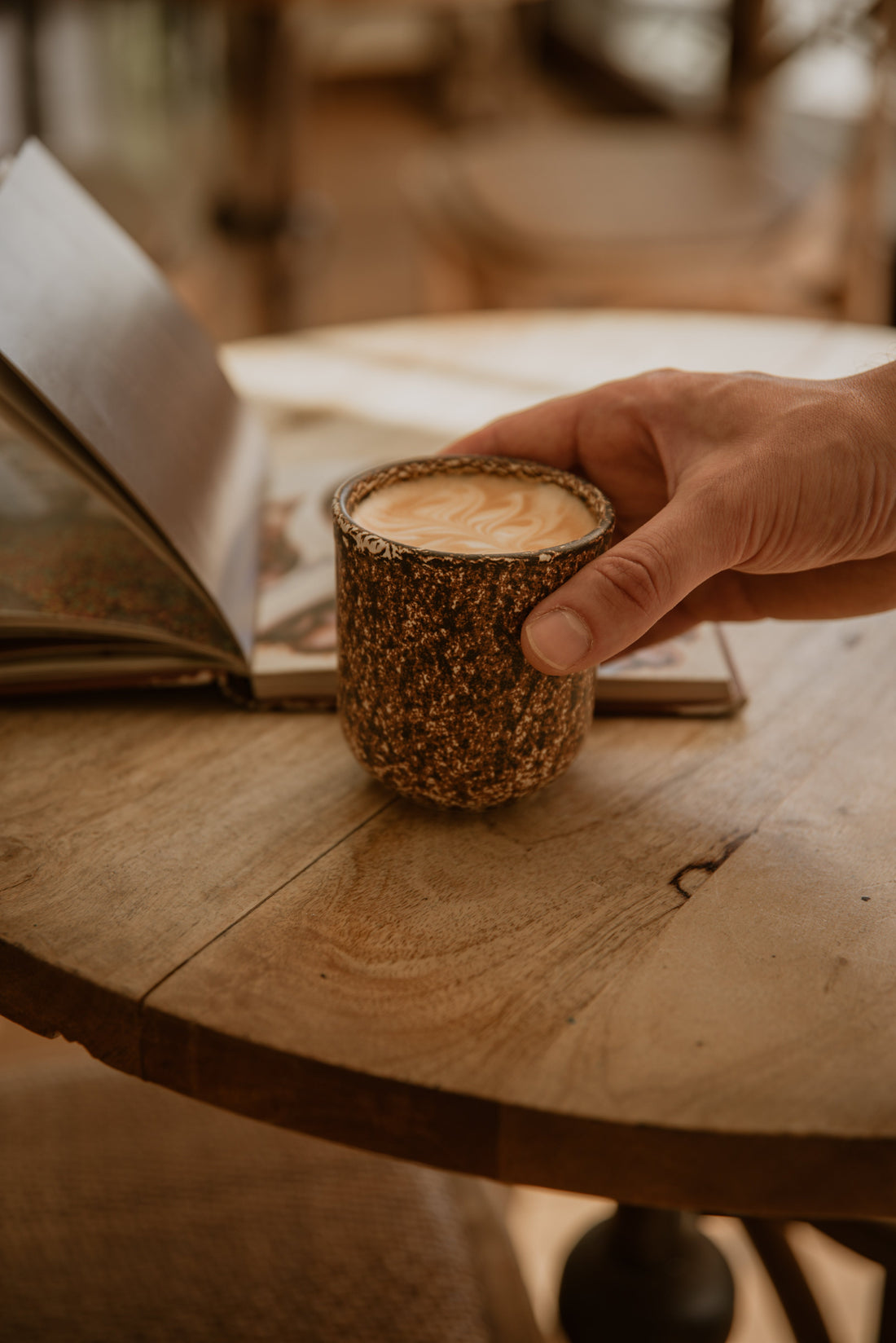 ¿Taza o Vaso? Por qué el Material de tu Taza Afecta tu Café